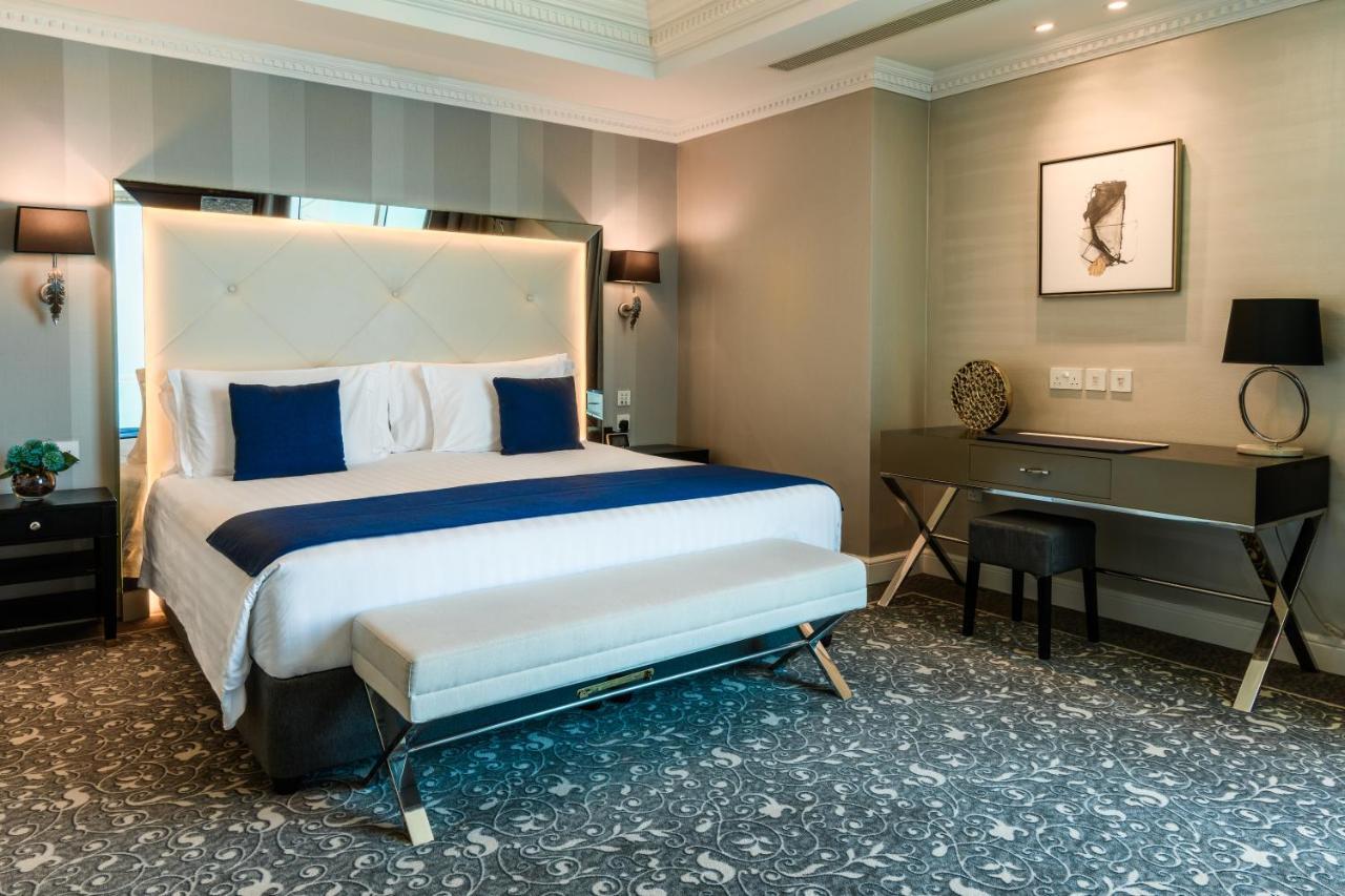 Centara West Bay Hotel & Residences Doha Eksteriør billede A bedroom at the hotel