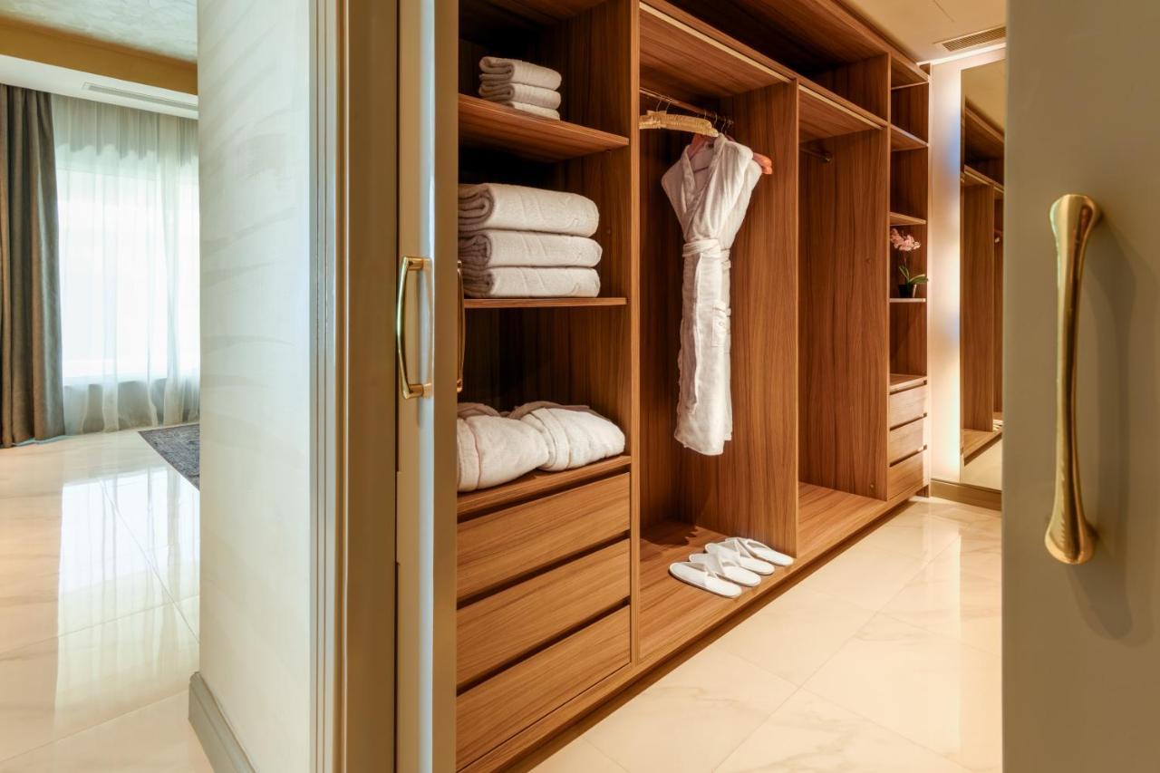 Centara West Bay Hotel & Residences Doha Eksteriør billede A walk-in closet