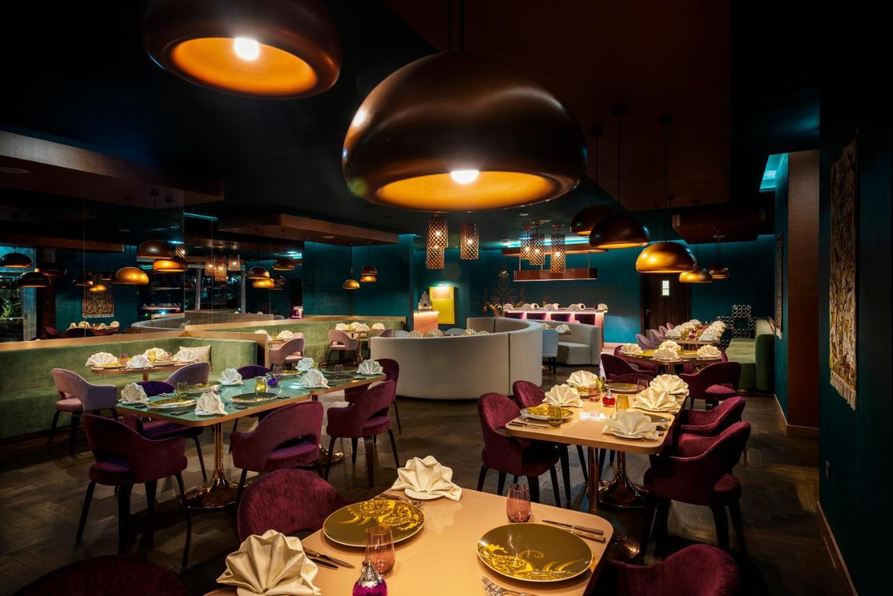 Centara West Bay Hotel & Residences Doha Eksteriør billede The interior of the restaurant