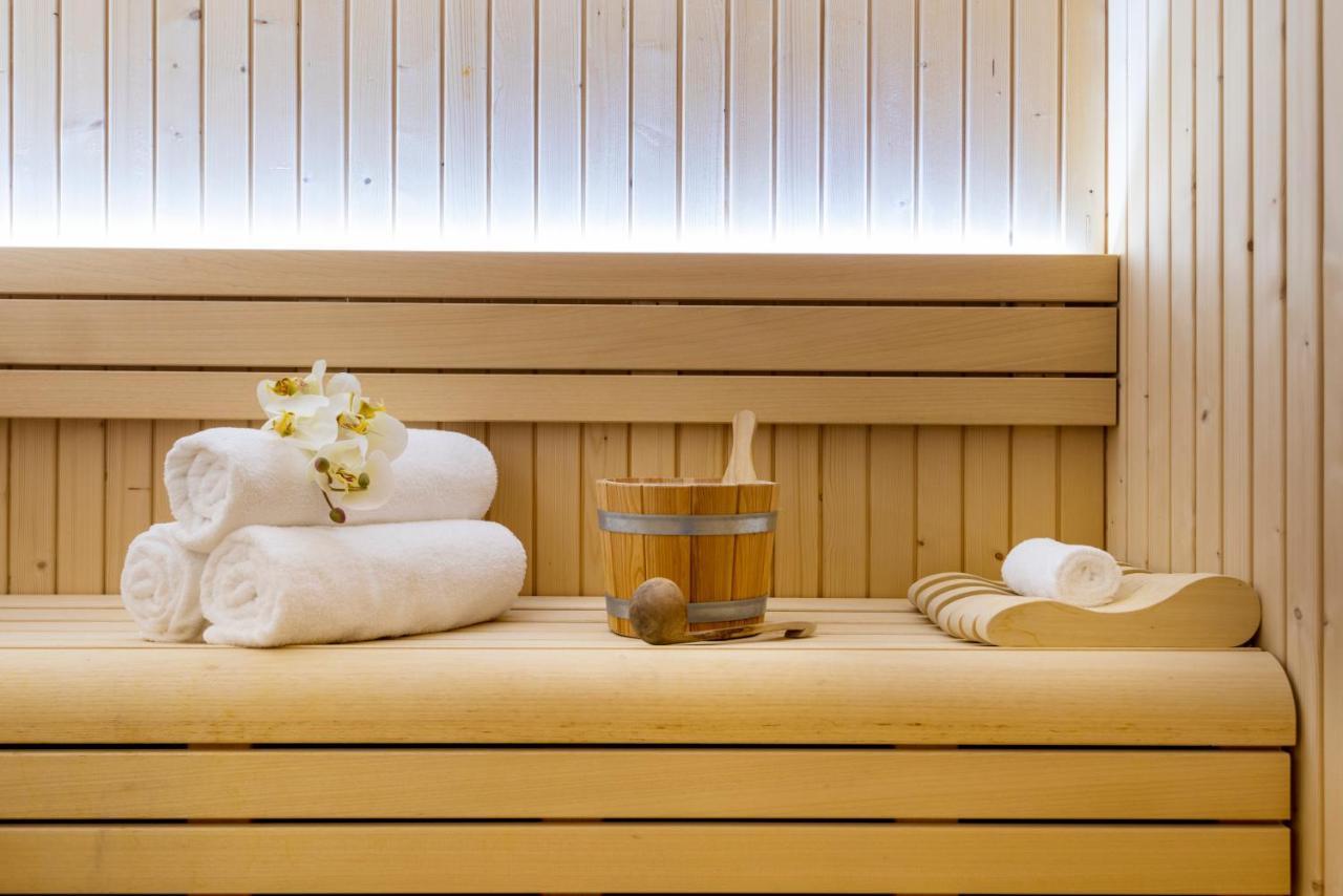 Centara West Bay Hotel & Residences Doha Eksteriør billede Sauna accessories