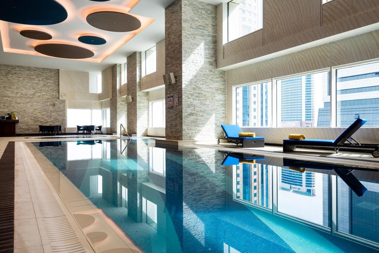 Centara West Bay Hotel & Residences Doha Eksteriør billede The pool at the hotel